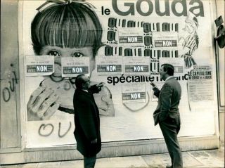 Parisians Inspecting A Poster Of President De Gaulle - Vintage Photo