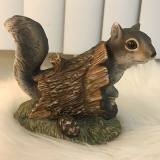 Home Interiors - Homco 1986 Masterpiece Porcelain Figurine Squirrel In A Log