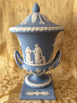 Wedgewood jasperware blue urn with lid 3