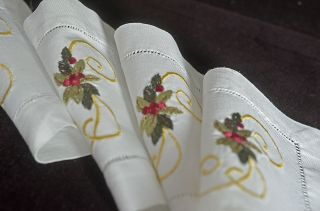 Holly & Berries – 4 White Linen Hand Embroidered Cocktail Napkins Tt703
