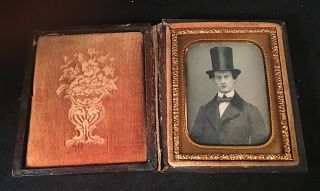 1/9 PLATE DAGUERREOTYPE IMAGE OF A YOUNG GENTLEMAN IN A TALL TOP HAT 2