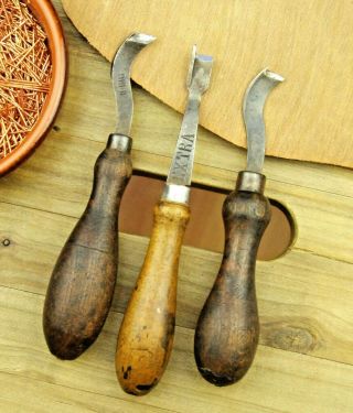 ANTIQUE RARE SHOEMAKERS TOOLS SPECIAL KNIVES WELT CHANNEL FEATHERING KNIFE SET 3 2