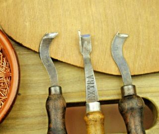 ANTIQUE RARE SHOEMAKERS TOOLS SPECIAL KNIVES WELT CHANNEL FEATHERING KNIFE SET 3 4