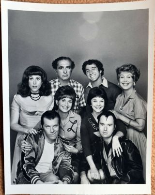 " Laverne And Shirley " 7 In.  X 9 In.  Black & White Glossy Promo Photo Of The Cast