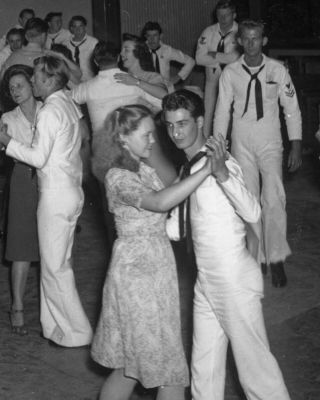 Vintage Photo: Navy Sailors Men Uso Dance Girls Women Bar 40 