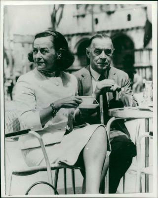 Erich Maria Remarque With Paulette Goddard.  - Vintage Photo