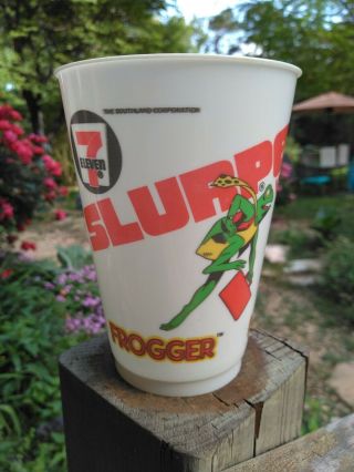 Frogger 1983 Slurpee Cup And Mystery Item.
