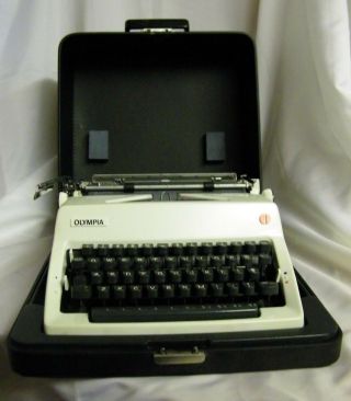 Vintage 1972 Olympia Sm9 De Luxe Portable Typewriter & Case - Made In Germany