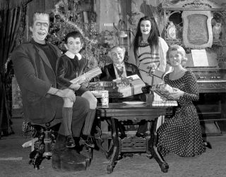 " The Munsters " Cast From The Tv Show - 11x14 Christmas Publicity Photo (lg - 156)