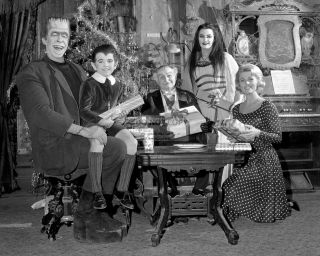 " The Munsters " Cast From The Tv Show - 8x10 Christmas Publicity Photo (op - 991)