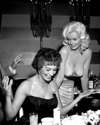 Sophia Loren & Jayne Mansfield At Party In 1957 - 8x10 Publicity Photo (bb - 894)