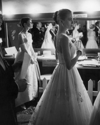 Audrey Hepburn Grace Kelly Backstage @ 1956 Oscars 8x10 Publicity Photo (az212)