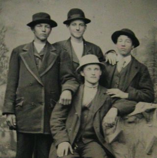 ANTIQUE TINTYPE PHOTO OF 4 HANDSOME DAPPER YOUNG MEN COOL DUDES WEARING HATS 2