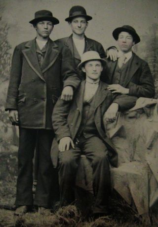 ANTIQUE TINTYPE PHOTO OF 4 HANDSOME DAPPER YOUNG MEN COOL DUDES WEARING HATS 3