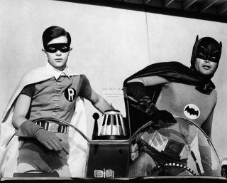 Adam West And Burt Ward In " Batman " - 8x10 Publicity Photo (bb - 393)