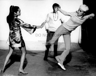 Nancy Kwan & Sharon Tate Training With Bruce Lee - 8x10 Publicity Photo (ab - 323)