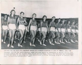 1960 Orig.  8 X 10 Cheesecake Press Photo Leggy Russian Women Olympic Athletes Vv