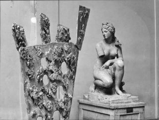 Modern Art And Antique: Sheet Metal And Aphrodite In The Bathroom - Vintage Phot