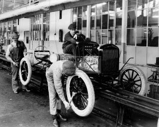 Workers Assemble The 10,  000,  000th Ford Model T In 1924 - 8x10 Photo (dd - 074)