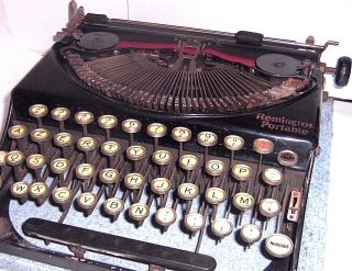 ANTIQUE TYPEWRITER - 1924 U.  S.  A.  REMINGTON PORTABLE with HARD COVER - VGWC 2