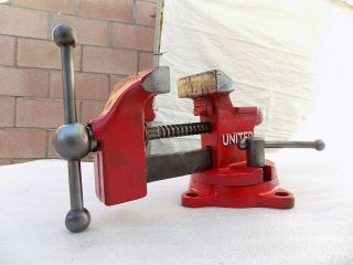 Vintage United 2 - 1/2  Jaw Swivel Anvil,  Vise With Pipe Grips,  8.  7 Lbs Vice,  Japan