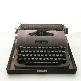 Vintage Underwood Portable Typewriter Finger Flite Champion W/ Case