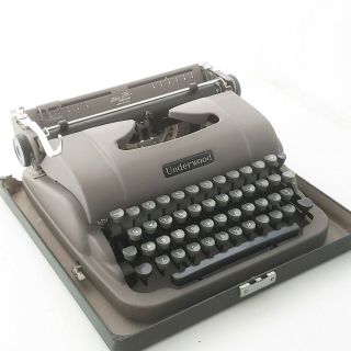 Vintage Underwood Portable Typewriter Finger Flite Champion w/ Case 2