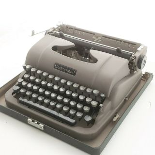 Vintage Underwood Portable Typewriter Finger Flite Champion w/ Case 3