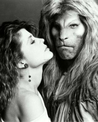 Linda Hamilton & Ron Perlman In " Beauty And The Beast " - 8x10 Photo (az159)