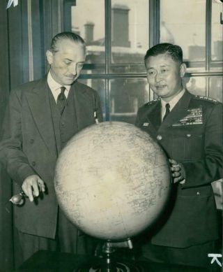 Sir Gerald Templer Talking To Gen.  Sun Yup Paik - Vintage Photo