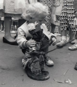 ORGAN GRINDER MONKEY in COSTUME & TENDER TINY BLOND GIRL 1950s VINTAGE PHOTO 2