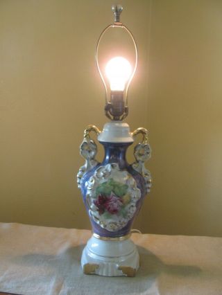 VTG CERAMIC URN STYLE IRIDESCENT TABLE LAMP W FLORAL CENTER GOLD ACCENTS 2