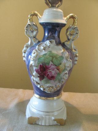 VTG CERAMIC URN STYLE IRIDESCENT TABLE LAMP W FLORAL CENTER GOLD ACCENTS 3