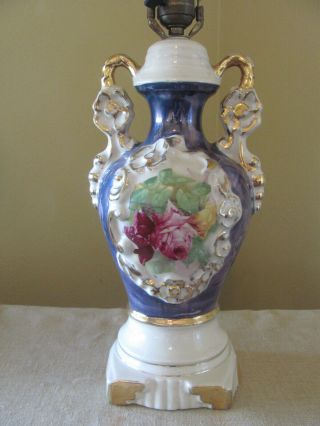 VTG CERAMIC URN STYLE IRIDESCENT TABLE LAMP W FLORAL CENTER GOLD ACCENTS 4