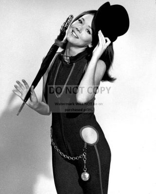 Diana Rigg In The Tv Series " The Avengers " - 8x10 Publicity Photo (aa - 707)