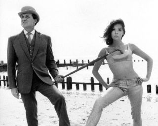Patrick Macnee And Diana Rigg In " The Avengers " - 8x10 Publicity Photo (cc - 193)