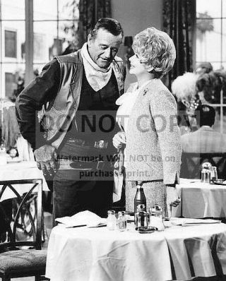Lucille Ball And John Wayne In " The Lucy Show " - 8x10 Publicity Photo (da829)