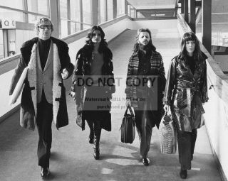 Michael Caine And Ringo Starr At Heathrow Airport In 1971 - 8x10 Photo (ab - 771)