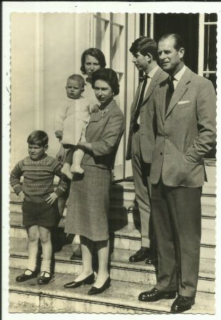 Royalty Postcard - The Queen,  Duke Of Edinburgh & Family - 1960 
