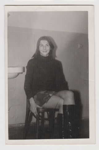 Sexy Lady Woman W/short Skirt Crossed Legs Portrait Vintage Orig Photo (56409)