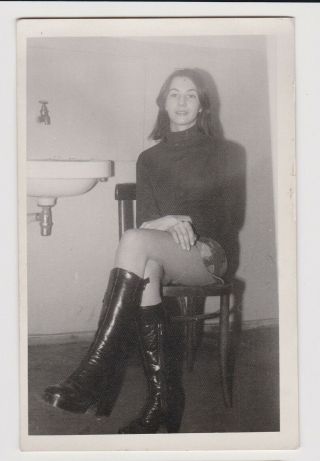 Sexy Lady Woman W/short Skirt Crossed Legs Portrait Vintage Orig Photo (56403)