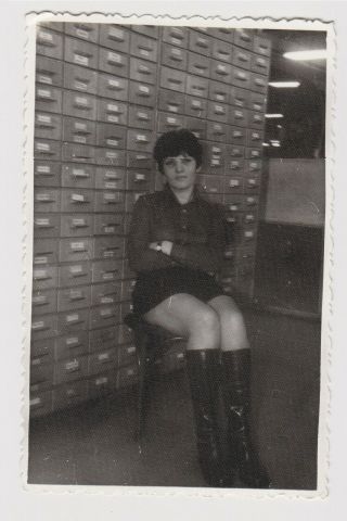 Sexy Lady Woman W/short Skirt And Boots Portrait Vintage Orig Photo (56408)
