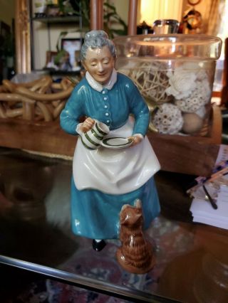 " The Favourite " Old Lady Feeding Cat Figurine By Royal Doulton Hn2249