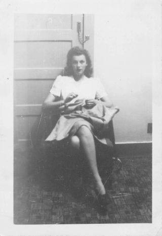 GORGEOUS WOMAN - HONEYMOON 1943 - SEWING BUTTON SIOUX CITY IOWA IA VTG PHOTO 223 2