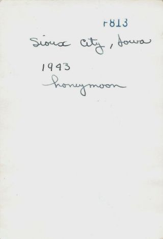 GORGEOUS WOMAN - HONEYMOON 1943 - SEWING BUTTON SIOUX CITY IOWA IA VTG PHOTO 223 3