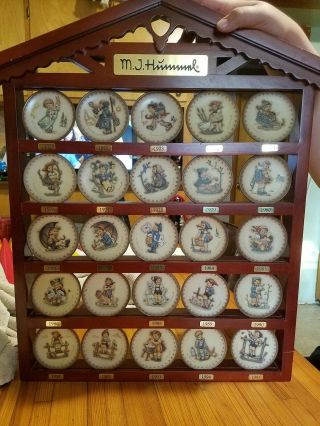 Hummel Mini Annual Plate Set And Display Rack - 25 Plates 1971 - 1995 And Display