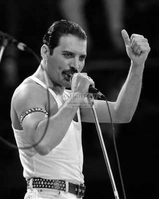 Freddie Mercury On Stage At " Live Aid " In 1985 " Queen " - 8x10 Photo (ep - 539)