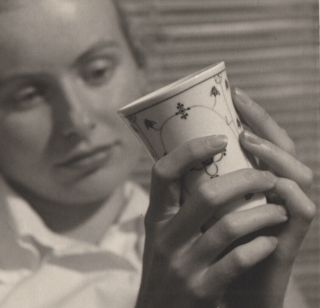 LONG SLENDER FINGERS LOVELY WOMAN STUDIES CERAMIC VASE 1950s VINTAGE PHOTO 2