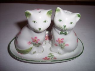 Andrea By Sadek Salt And Pepper Shakers White Cats With Pink Flowers On A Tray 2