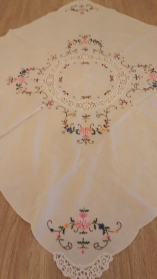 Vintage Cross Stitch Embroidered Crochet Table Linen Tablecloth Square 27.  5x27.  5